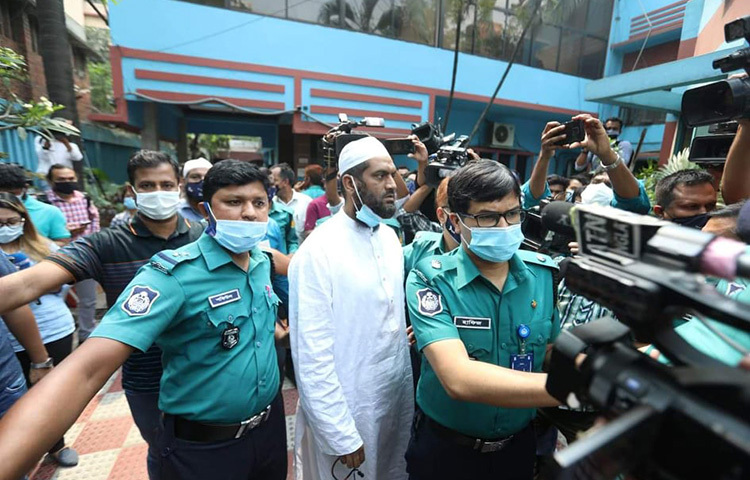 রাজধানীর মোহাম্মদপুরের জামিয়া রাহমানিয়া মাদরাসা থেকে মামুনুল হককে গ্রেফতার করা হয়। ছবি: বিপ্লব দিক্ষিৎ