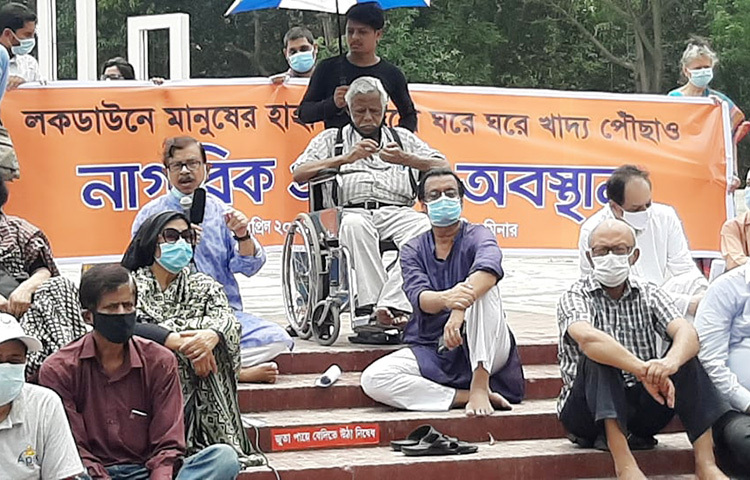 গণস্বাস্থ্য কেন্দ্রের প্রতিষ্ঠাতা ডা. জাফরুল্লাহ চৌধুরীর সভাপতিত্বে অবস্থান কর্মসূচিতে অন্যদের মধ্যে ড. রেজা কিবরিয়া, নাগরিক ঐক্যের আহ্বায়ক মাহমুদুর রহমান মান্না, গণসংহতি আন্দোলনের প্রধান সমন্বয়কারী জোনায়েদ সাকি প্রমুখ। ছবি: জাগো নিউজ