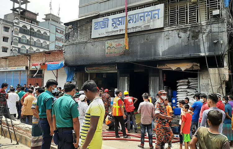 বৃহস্পতিবার রাতে হাজী মুসা ম্যানশন নামের ওই ভবনটির নিচতলায় আগুন লাগে। আগুন নিভে যাওয়ার পর ভবনটিকে পরিষ্কার করা হচ্ছে। ছবি: জাগো নিউজ