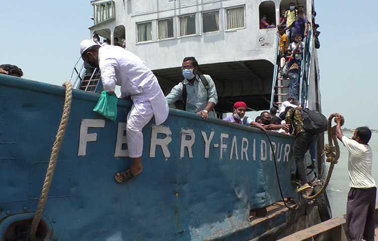জীবনের ঝুঁকি নিয়ে ফেরিতে ওঠার চেষ্টা করছেন এক যাত্রী। ছবি: জাগো নিউজ