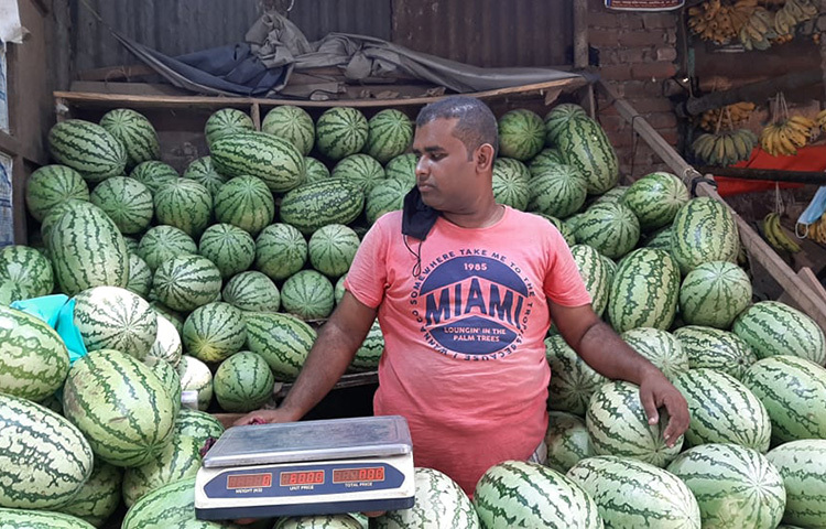 রমজান এবং প্রচণ্ড গরমের কারণে তরমুজের চাহিদা বেড়েছে। রাজধানীর বিভিন্ন ফলের দোকানে অন্যান্য ফলে চেয়ে তরমুজই বেশি। ছবি: জাগো নিউজ