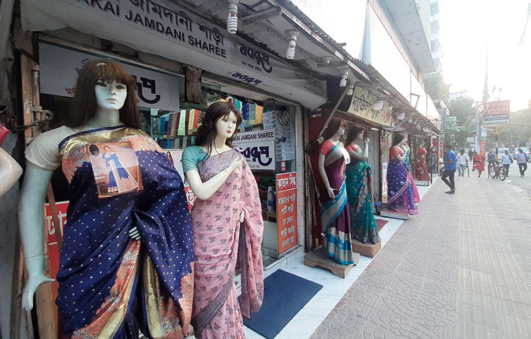 মার্কেট খোলা থাকলেও ক্রেতাদের উপস্থিতি তেমন একটা নেই। আজ সকালে রাজধানীর একটি মার্কেটের সামনের চিত্র। ছবি: বিপ্লব দিক্ষিৎ