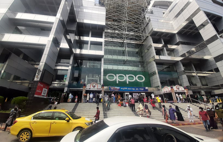 বসুন্ধরা শপিংমলের সামনে আজকের সকালের দৃশ্য। নগরবাসী ঈদের জন্য পছন্দের কেনাকাটা করতে এখনে আসেন। ছবি: বিপ্লব দিক্ষিৎ