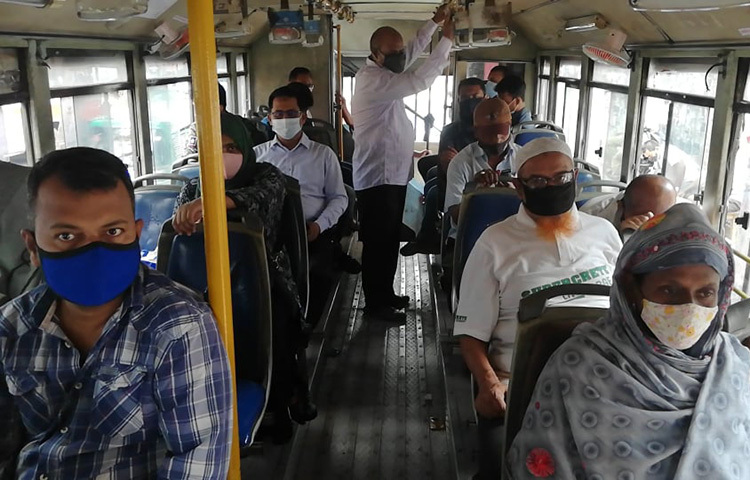 দীর্ঘ ২২ দিন পর সারাদেশে চলাচল শুরু করেছে গণপরিবহন। রাজধানীর একটি রুটের বাসে উঠে দেখা গেছে যাত্রীরা স্বাস্থ্যবিধি মানছেন। ছবি: মাহবুব আলম