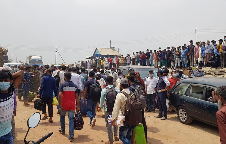 ফেরি চলাচলে নিষেধাজ্ঞা থাকলেও মানুষ ফেরিঘাট মুখী হচ্ছে। ছবি: জাগো নিউজ