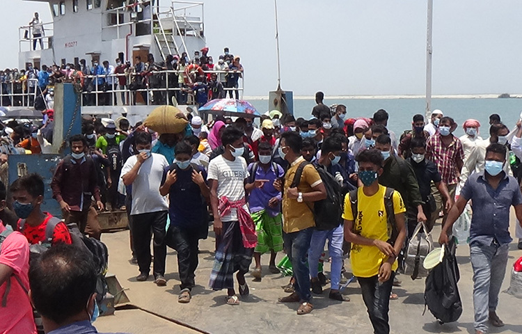 আজ সকালে বনলতা নামের একটি ফেরি দৌলতদিয়ার ৫ নং ফেরিঘাটে এসে ভিড়ে। ঘাটে আসার সঙ্গে সঙ্গেই ফেরিটি যাত্রীতে পরিপূর্ণ হয়ে যায়। ছবি: রুবেলুর রহমান