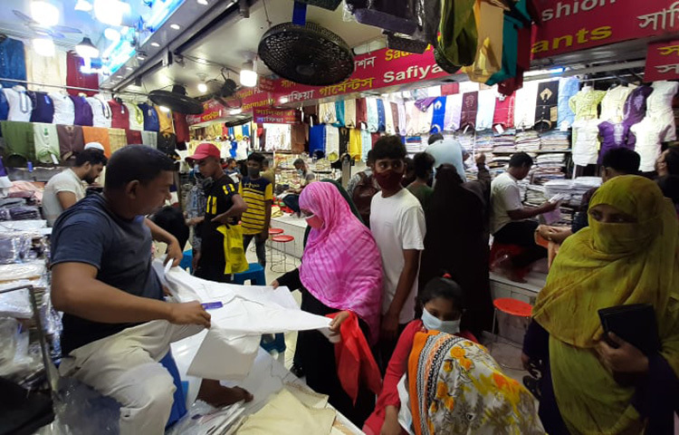 শেষ মুহূর্তে ঈদের কেনাকাটায় ব্যস্ত রাজধানীবাসী। ছবি: বিপ্লব দিক্ষিৎ