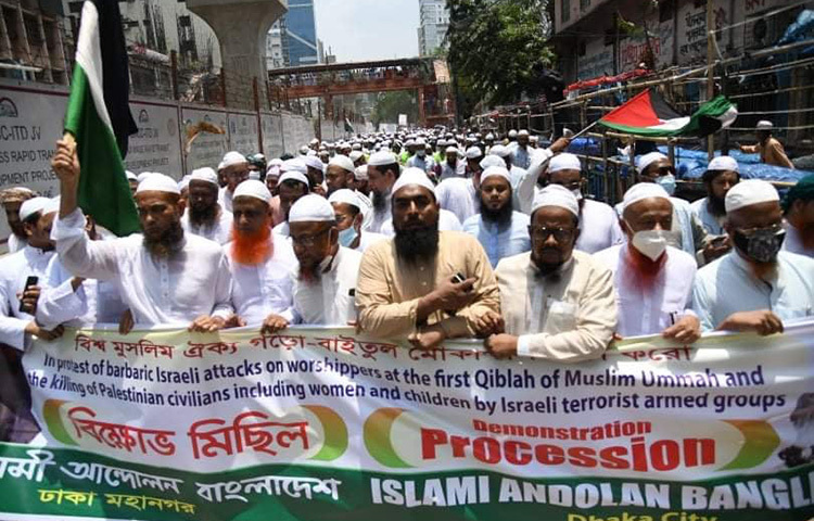 পশ্চিম জেরুসালেমের আল আকসা মসজিদ চত্বরে ঢুকে ইসরায়েলি পুলিশের বেধড়ক লাঠিপেটা, কাঁদানে গ্যাস ও রাবার বুলেটে নিহত এবং শত শত ফিলিস্তিনি আহতের ঘটনায় বায়তুল মোকাররমে বিক্ষোভ অনুষ্ঠিত হয়েছে। ছবি: বিপ্লব দিক্ষিৎ