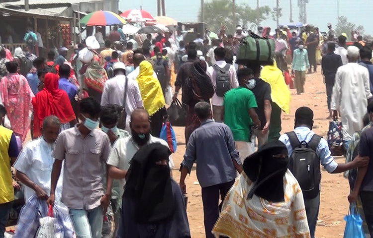 এদিকে বেলা বাড়ার সঙ্গে সঙ্গে ঢাকামুখী যাত্রীর চাপ বাড়ছে। উভয়মুখী যাত্রীর চাপ বাড়ায় ফেরি কম যানবাহন নিয়ে পার হচ্ছে। ছবি: জাগো নিউজ