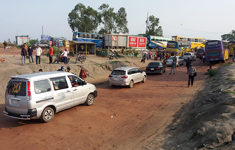 আজ সকাল থেকে ঘাটে যাত্রী ও যানবাহনের ভিড়। দূরপাল্লার যানবাহন না থাকায় ঘাটে পৌঁছতে ও ফেরি পার হয়ে কর্মস্থলে যেতে ভোগান্তির শিকার হচ্ছেন যাত্রীরা। ছবি: জাগো নিউজ