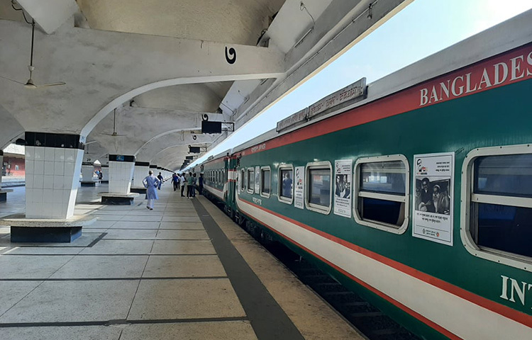 স্বাস্থ্যবিধি মেনে ট্রেন চলাচল শুরু হয়েছে। রাজধানীর কমলাপুর রেলস্টেশনে গিয়ে আজ সকালে এমন দৃশ্য দেখা গেছে। ছবি: বিপ্লব দিক্ষিৎ