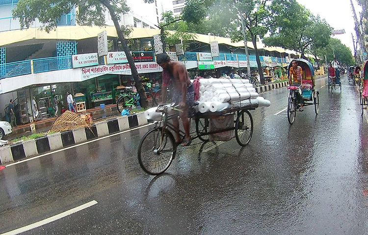 আজ সকালে রাজধানীতে স্বস্তির বৃষ্টি হয়। ছবি: জাগো নিউজ