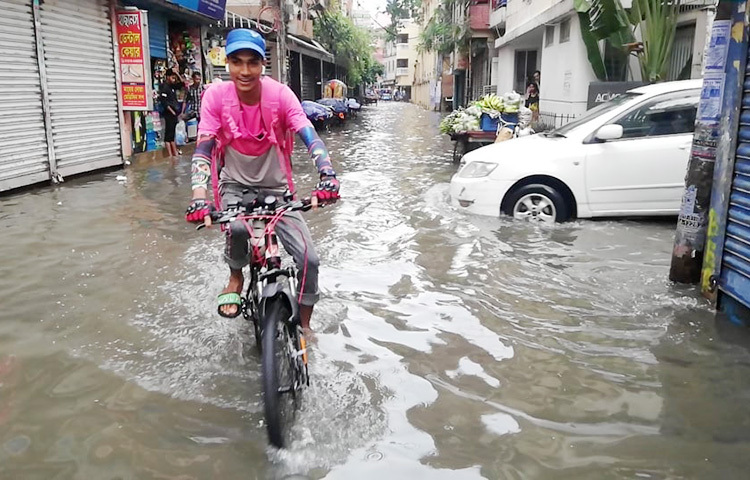 বৃষ্টিতে রাজধানীর বিভিন্ন এলাকার রাস্তা ডুবে যায়। অনেক স্থানে ইঞ্জিনে পানি প্রবেশ করে গাড়ি বন্ধ হয়ে যায়। আর এতে ভয়াবহ যানজট তৈরি হয় রাজধানীজুড়ে। ছবি: মাহবুব আলম