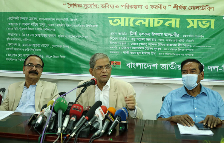 জাতীয় প্রেস ক্লাবে বিশ্ব পরিবেশ দিবস উপলক্ষে আজ বিএনপি আয়োজিত ‘বৈশ্বিক দুর্যোগ : ভবিষ্যৎ পরিকল্পনা ও করণীয়’ শীর্ষক আলোচনা সভায় বক্তব্য রাখেন বিএনপির মহাসচিব মির্জা ফখরুল ইসলাম আলমগীর। ছবি: জাগো নিউজ