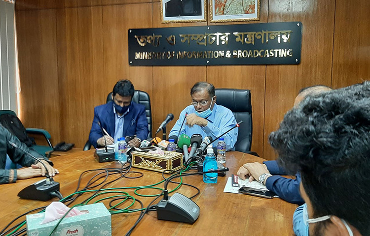 প্রতিবছর বাজেট পেশ হওয়ার আগেই বিএনপি বিবৃতি রেডি করে রাখে বলে মন্তব্য করেছেন তথ্য ও সম্প্রচারমন্ত্রী ড. হাছান মাহমুদ। আজ সচিবালয়ে বাংলাদেশ চলচ্চিত্র পরিচালক সমিতির নবনির্বাচিত নেতাদের সঙ্গে বৈঠক শেষে সাংবাদিকদের প্রশ্নের জবাবে মন্ত্রী এ মন্তব্য করেন। ছবি: পিআইডি