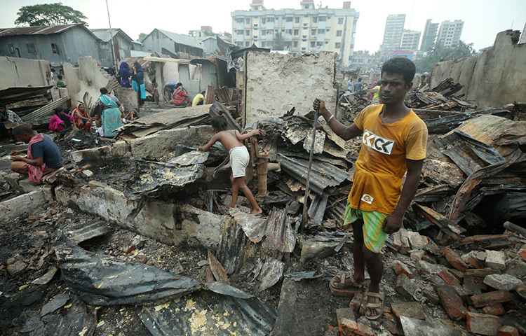 সবকিছু পুড়ে যাওয়ার পর আবার নতুন করে বাঁচার টেষ্টা বস্তিবাসীর। মাথাগোঁজার জন্য ঘর তৈরির প্রস্তুতি নিচ্ছেন বস্তিবাসী। ছবি: মাহবুব আলম