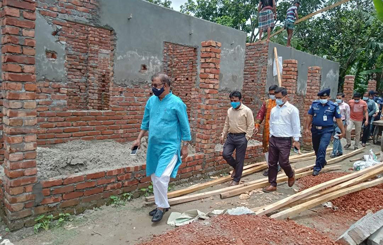 সংস্কৃতি বিষয়ক প্রতিমন্ত্রী কে এম খালিদ এমপি আজ ময়মনসিংহ জেলার মুক্তাগাছা উপজেলার কুমারগাতা ইউনিয়নে মুজিববর্ষ উপলক্ষে ভূমিহীন ও গৃহহীনদের জন্য মাননীয় প্রধানমন্ত্রী প্রদত্ত প্রথম পর্যায়ের ১১টি ঘর ও দ্বিতীয় পর্যায়ের নির্মাণাধীন ১১টি ঘর পরিদর্শন করেন। ছবি:  সংগৃহীত