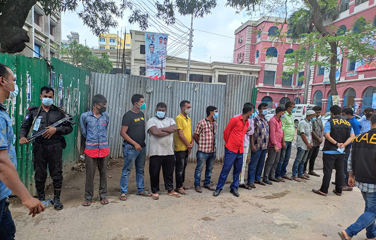 দালাল নির্মূলে রাজধানীর পুরান ঢাকায় স্যার সলিমুল্লাহ মেডিকেল কলেজ (মিটফোর্ড) হাসপাতালে অভিযান চালাচ্ছে র‌্যাপিড অ্যাকশন ব্যাটালিয়নের (র‌্যাব) ভ্রাম্যমাণ আদালত। ছবি: বিপ্লব দিক্ষিৎ