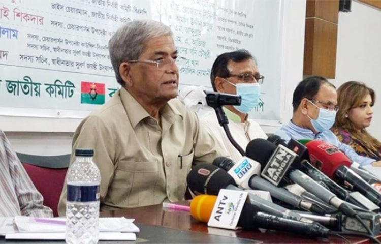 জাতীয় প্রেস ক্লাবে সংবাদপত্রের কালো দিবস উপলক্ষে এক গোলটেবিল বৈঠকে বক্তব্য রাখেন, বিএনপি মহাসচিব মির্জা ফখরুল ইসলাম আলমগীর। ছবি: মাহবুব আলম