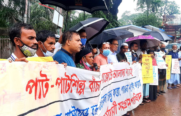 সাত দফা দাবিতে মানববন্ধন করেছে পাট-সুতা-বস্ত্রকল শ্রমিক কর্মচারী সংগ্রাম পরিষদ। জাতীয় প্রেস ক্লাবের সামনে এ মানববন্ধন অনুষ্ঠিত হয়। ছবি: জাগো নিউজ