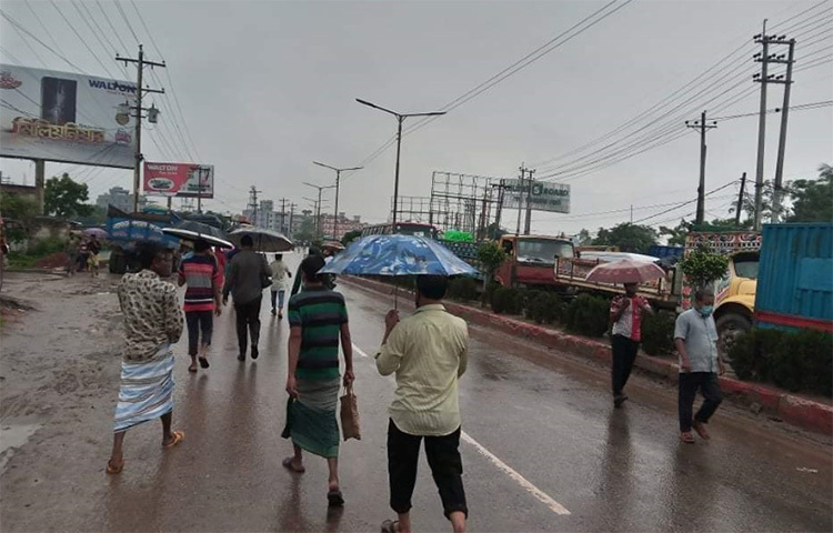আজ থেকে ৩০ জুন পর্যন্ত সাত জেলায় লকডাউনের ঘোষণা অনুযায়ী ঢাকা-আরিচা ও টঙ্গী-আশুলিয়া-ইপিজেড সড়ক দিয়ে ঢাকার আমিনবাজারে প্রবেশ করতে দেয়া হচ্ছে না গণপরিবহন। ফলে ভোগান্তিতে পড়েছেন সাধারণ যাত্রীরা। ছবি: জাগো নিউজ