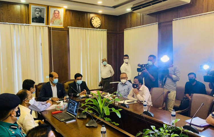 আগামী ৭ সেপ্টেম্বর থেকে কেরানীগঞ্জের ঘাটারচর থেকে নারায়ণগঞ্জের কাঁচপুর রুটে কোম্পানির মাধ্যমে বাস পরিচালনা করা হবে বলে জানিয়েছেন ‘বাস রুট রেশনালাইজেশন’ কমিটির প্রধান ও ঢাকা দক্ষিণ সিটি করপোরেশনের (ডিএসসিসি) মেয়র শেখ ফজলে নূর তাপস। ছবি: জাগো নিউজ