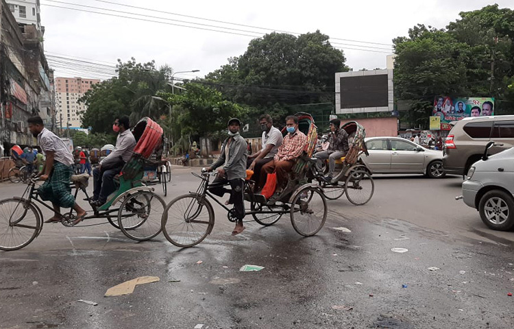 আজ থেকে গণপরিবহন চলাচলে নিষেধাজ্ঞা আরোপ করা হয়েছে। তাই সকাল থেকে রাজধানীর বিভিন্ন সড়ক ছিলো রিকশার দখলে। ছবি: জাগো নিউজ