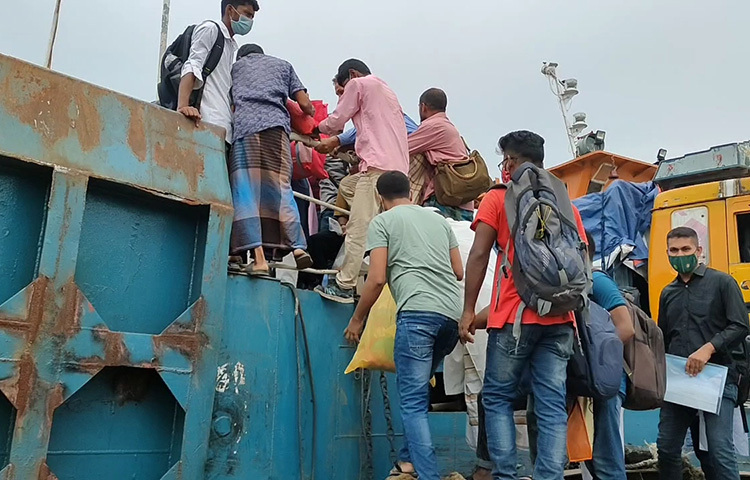 তাড়াহুড়ো করে ফেরিতে উঠছেন বাড়ি ফেরা মানুষ। ছবি: আরাফাত রায়হান সাকিব