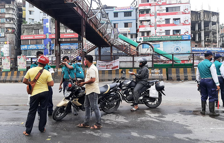 ঢাকা মেট্রোপলিটন পুলিশের ৮টি বিভাগে অভিযান চালিয়ে সরকারি নির্দেশনা অমান্য করায় ৭৩ জনকে গ্রেফতার করা হয়েছে। আটক করা হয়েছে ২৪৯ জনকে, সাজা দেয়া হয়েছে আটজনকে। ৫৬ জনকে ৬ হাজার ২০৭ টাকা এবং ১০টি দোকানকে ৩৪ হাজার ১০০ টাকা জরিমানা করা হয়েছে। ছবি: জাগো নিউজ