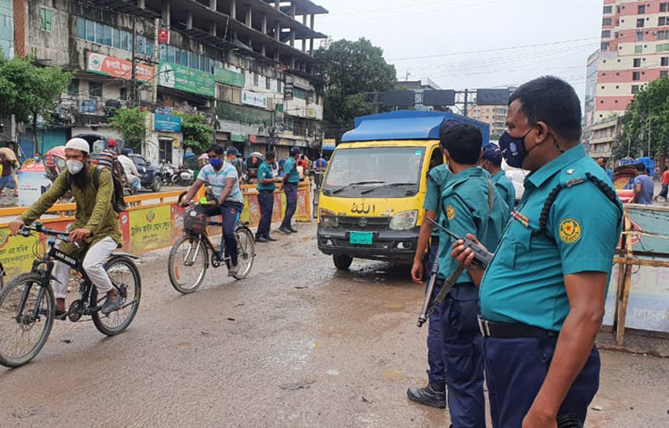 রাজধানীর বিভিন্ন স্থানে বাসা থেকে বাইরে বের হওয়ায় অনেককে আটক করেছে পুলিশ। ছবি: জাগো নিউজ