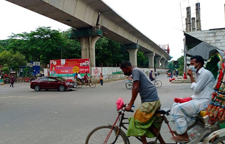 শাহবাগ এলাকায় সেনাবাহিনী, র‌্যাব, বিজিবি ও পুলিশের একটি চেকপোস্ট বসানোর পর রাস্তা অনেকটা ফাঁকা হয়ে যায়। ছবি: বিপ্লব দিক্ষিৎ