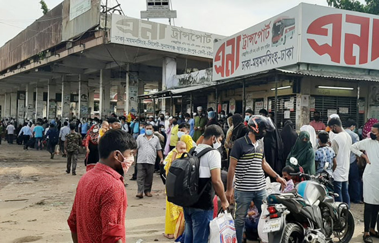 রাজধানীর মহাখালী বাস টার্মিনালে আজ সকাল থেকে ঘরমুখো যাত্রীদের ভিড় লেগেছে। ছবি: মাহবুব আলম