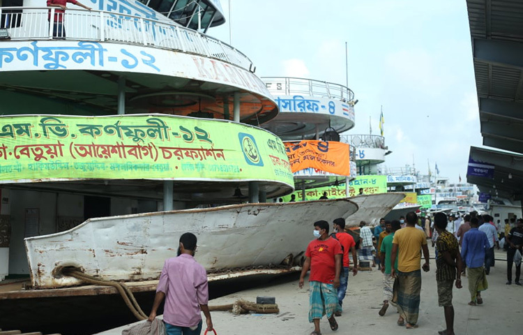 সদরঘাটে গিয়ে দেখা গেছে দক্ষিণাঞ্চলগামী মানুষের ভিড় তেমন নেই। ছবি: বিপ্লব দিক্ষিৎ