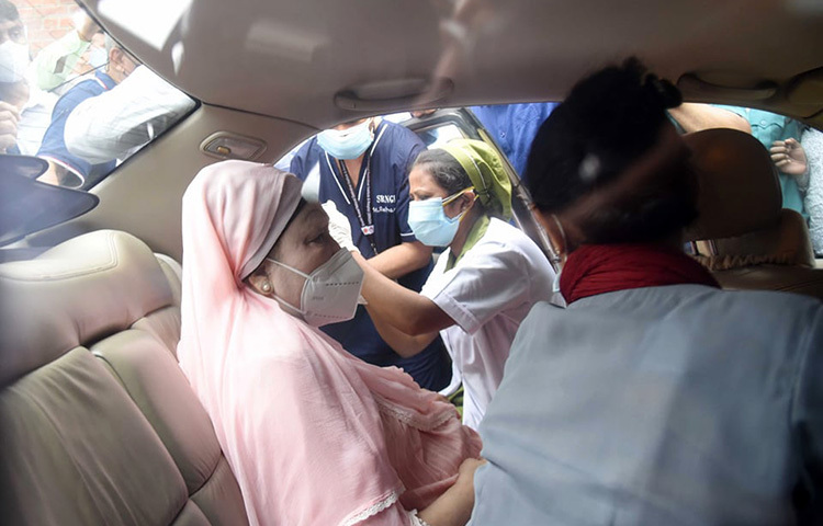 খালেদা জিয়ার ব্যক্তিগত চিকিৎসক ও দলের ভাইস চেয়ারম্যান অধ্যাপক এ জেড এম জাহিদ হোসেন জানান, মডার্নার টিকা নিয়েছেন খালেদা জিয়া। ছবি: জাগো নিউজ