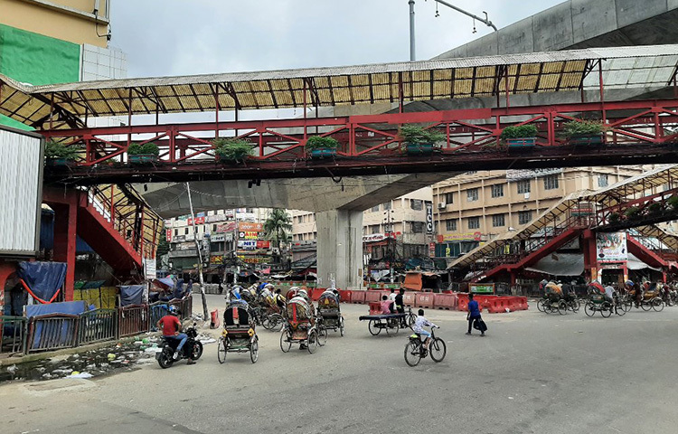 লকডাউনের প্রথম দিনে রিকশার দখলে রাজধানীর রাস্তা। ছবি: বিপ্লব দিক্ষিৎ