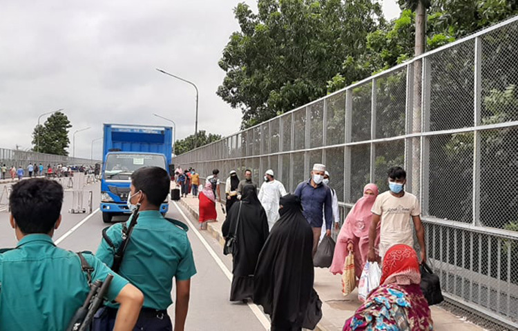 লকডাউন উপেক্ষা করে রাজধানীর পোস্তগোলা সেতু দিয়ে দেশের দক্ষিণাঞ্চলের মানুষ রাজধানীতে প্রবেশ করছে। মানুষের চাপ বেশি হওয়ায় পুলিশও হাল ছেড়ে দিয়েছে। ছবি: জাগো নিউজ