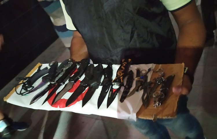 এ সময় তার বাসা থেকে বিদেশি মদ, অবৈধ ওয়াকিটকি সেট, চাকু, বৈদেশিক মুদ্রা, ক্যাসিনো সরঞ্জাম ও হরিণের চামড়া উদ্ধার করা হয়। আটকের পর তাকে জিজ্ঞাসাবাদের জন্য র‌্যাব সদর দফতরে নিয়ে যাওয়া হয়। ছবি: জাগো নিউজ