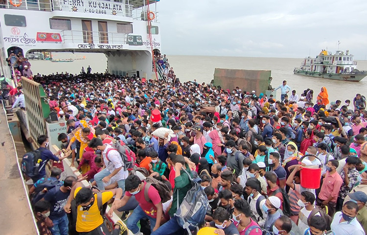 বেলা দেড়টার দিকে বাংলাবাজার থেকে শুধু মাত্র যাত্রী বোঝাই করে শিমুলিয়া ঘাটে আসতে দেখা গিয়েছে মিডিয়াম ফেরি কুঞ্জলতাকে। যাত্রীদের উপচেপড়া চাপে ফেরিতে একটিও গাড়িও না নিয়ে শিমুলিয়াঘাটে পারি দিতে হয়েছে বলে জানান ফেরি সংশ্লিষ্টরা। ছবি: আরাফাত রায়হান সাকিব