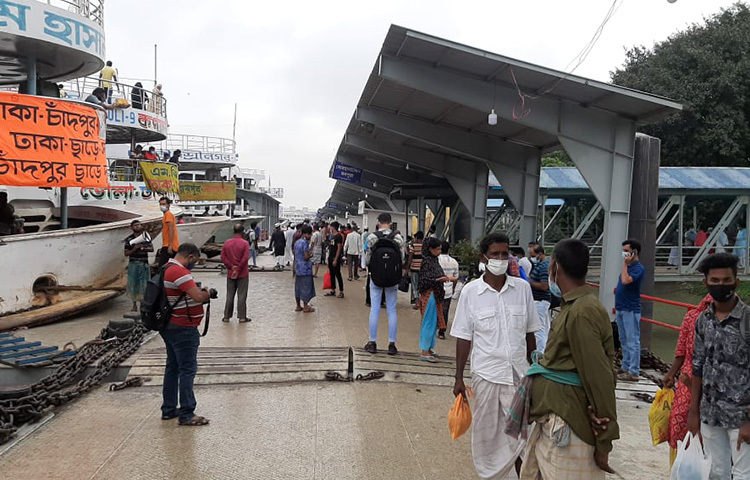 রাজধানীতে পৌঁছতে পেরে স্বস্তির নিঃশ্বাস নিচ্ছেন যাত্রীরা। ছবি: জাগো নিউজ