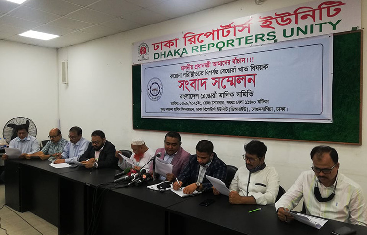 আগামী ৫ আগস্টের পর স্বাস্থ্যবিধি মেনে, হোটেল-রেস্তোরাঁ স্বাভাবিক নিয়মে খোলা রাখতে চান মালিকরা। তা যদি সম্ভব না হলেও অন্তত অর্ধেক আসনে বসিয়ে হোটেল-রেস্তোরাঁ চালুর দাবি জানিয়েছেন তারা।  ছবি: জাগো নিউজ