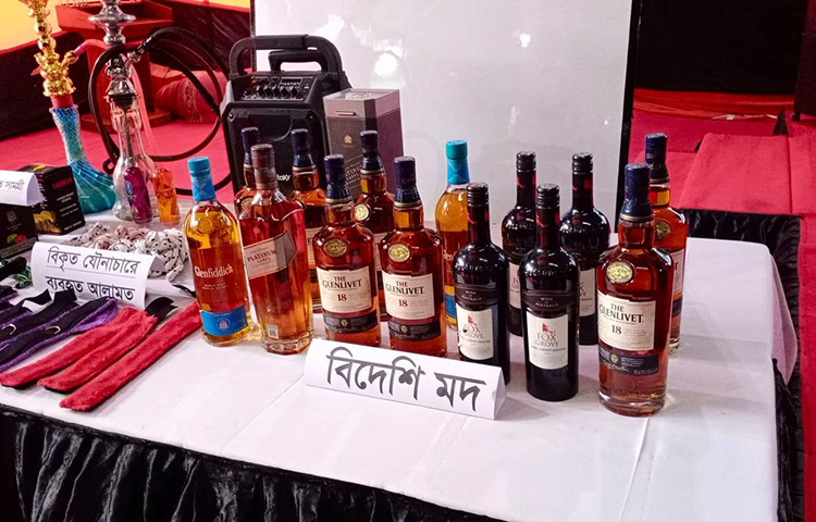 নজরুল ইসলাম রাজের বাসা থেকে বিপুল পরিমাণ বিদেশি মদও উদ্ধার করা হয়। ছবি: জাগো নিউজ