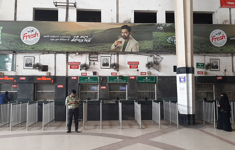 বিধিনিষেধ শেষে আগামী বুধবার হতে ৩৮ জোড়া আন্তঃনগর ট্রেন ও ২০ জোড়া মেইল বা কমিউটার ট্রেন নিয়ে কমলাপুর থেকে সারাদেশে রেল চলাচল শুরু হবে। ইতোমধ্যে সেই উপলক্ষে আজ সকাল ৮টা থেকে টিকিট বিক্রি শুরু হয়েছে। আগের দামেই অনলাইনে ও কাউন্টার থেকে টিকিট সংগ্রহ করতে পারছেন যাত্রীরা। ছবি: জাগো নিউজ