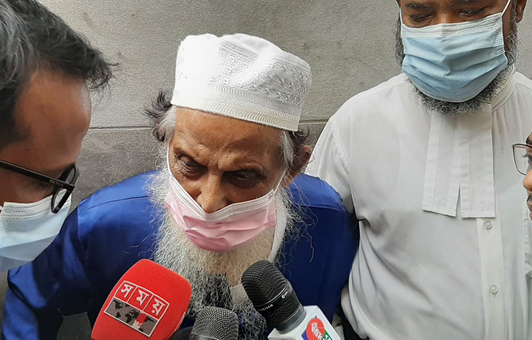 চার দিনের রিমান্ড শেষে আজ দুপুরে ঢাকার চিফ মেট্রোপলিটন ম্যাজিস্ট্রেট আদালতে নেয়া হয় চিত্রনায়িকা পরীমনিকে। নাতনিকে এক নজর দেখতে পিরোজপুর থেকে ছুটে এসেছেন নানা শামসুল হক। ছবি: মাহবুব আলম