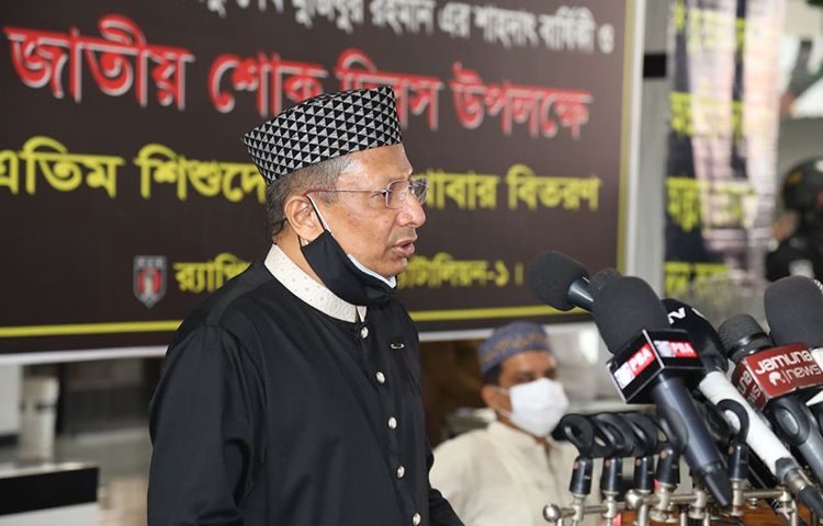 আগস্ট মাসকে কেন্দ্র করে এখন পর্যন্ত নেতিবাচক কোনো তথ্য নেই বলে জানিয়েছেন র‌্যাব মহাপরিচালক চৌধুরী আবদুল্লাহ আল মামুন। আজ বঙ্গবন্ধু শেখ মুজিবুর রহমানের ৪৬তম শাহাদাতবার্ষিকী উপলক্ষে উত্তরা ১০ নম্বর সেক্টরের রানাভোলায় জামিয়া ইসলামিয়া এতিমখানা ও মাদরাসায় এক অনুষ্ঠানে তিনি এসব কথা বলেছেন। ছবি: বিপ্লব দিক্ষিৎ