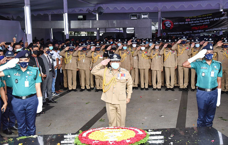 বঙ্গবন্ধুর প্রতিকৃতিতে পুষ্পস্তবক অর্পণ করে শ্রদ্ধা নিবেদন করেছেন বাংলাদেশ পুলিশের মহাপরিদর্শক ড. বেনজীর আহমেদ। আজ দুপুরে ধানমন্ডি ৩২ নম্বরে বঙ্গবন্ধু স্মৃতি জাদুঘরের সামনে বঙ্গবন্ধুর প্রতিকৃতিতে পুষ্পস্তবক অর্পণ করেন তিনি। ছবি: জাগো নিউজ