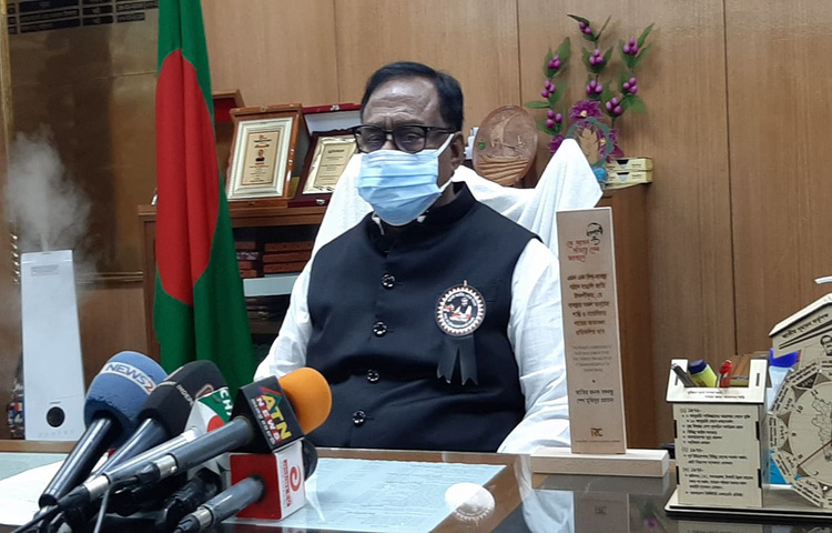 নিজের কোনো চালের ব্যবসা বা চালকল (মিল) নেই বলে জানিয়েছেন খাদ্যমন্ত্রী সাধন চন্দ্র মজুমদার। আজ সচিবালয়ে নিজ দফতরে সাংবাদিকদের সঙ্গে আলাপকালে মন্ত্রী এ কথা জানান। ছবি: জাগো নিউজ