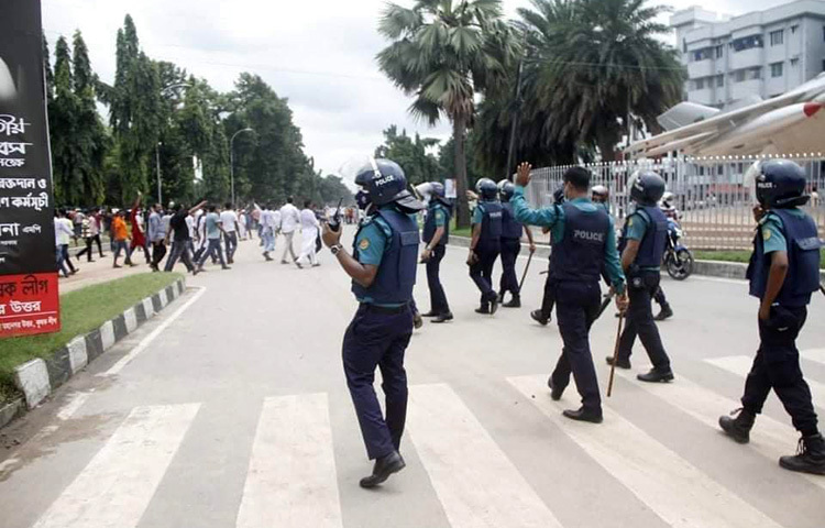 রাজধানীর চন্দ্রিমা উদ্যানে পুলিশের সঙ্গে বিএনপি নেতাকর্মীদের সংঘর্ষের ঘটনায় ডিএমপির তেজগাঁও বিভাগের উপ-কমিশনার মো. শহিদুল্লাহসহ একাধিক পুলিশ সদস্য আহত হয়েছেন। এই ঘটনায় পুলিশ ঘটনাস্থল থেকে বিএনপির ১০ জন নেতাকর্মীকে আটক করেছে বলে জানা গেছে। ছবি: জাগো নিউজ