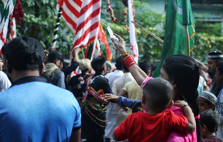 আজ জুমার নামাজের পর তাজিয়া মিছিল করেন মোহাম্মদপুরের বিহারী ক্যাম্পের বাসিন্দারা। তার আগে সকালে এ ধরনের মিছিল হয় পুরান ঢাকার হোসেনি দালান এলাকায়। ছবি: মাহবুব আলম