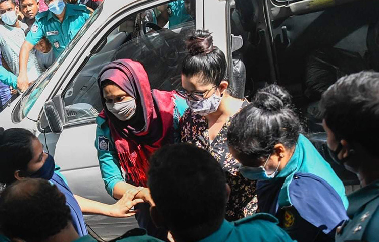 মাদকদ্রব্য নিয়ন্ত্রণ আইনে করা মামলায় তৃতীয় দফা রিমান্ড শেষে আলোচিত নায়িকা পরীমনিকে কারাগারে পাঠানোর আদেশ দিয়েছেন আদালত। আজ দুপুরে তাকে ঢাকা মহানগর হাকিম আদালতে হাজির করা হয়। ছবি: বিপ্লব দিক্ষিৎ