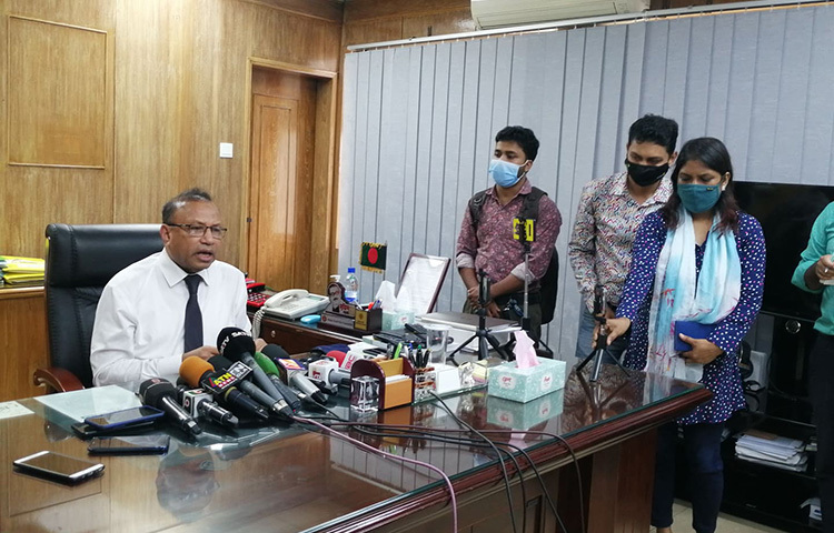 বরিশালে সদর উপজেলা নির্বাহী কর্মকর্তা মুনিবুর রহমানের সরকারি বাসভবনে হামলা ও সংঘর্ষের ঘটনাকে ভুল বোঝাবুঝি মনে করছেন স্থানীয় সরকারমন্ত্রী মো. তাজুল ইসলাম। আজ মন্ত্রণালয়ে নিজ দপ্তরে বরিশালের ঘটনায় প্রতিক্রিয়া ব্যক্ত করতে গিয়ে তিনি এ মন্তব্য করেন। ছবি: জাগো নিউজ